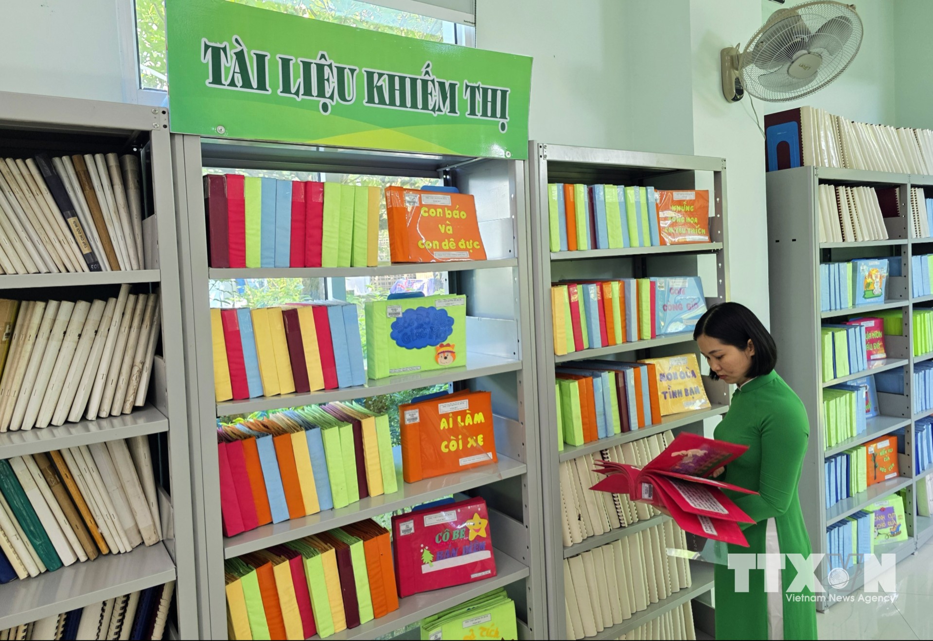 Nhân viên thư viện giới thiệu, khai thác nguồn tài liệu dành cho người khiếm thị, góp phần mở rộng khả năng tiếp cận tri thức của các nhóm bạn đọc. (Ảnh: Trần Lê Lâm/TTXVN)